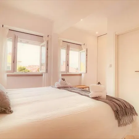 Cozy With Private Courtyard Apartment Barcarena