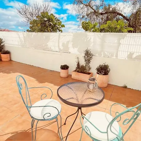 Lägenhet Cozy With Private Courtyard