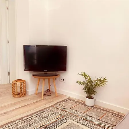 Cozy With Private Courtyard