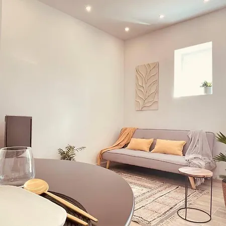 Lägenhet Cozy With Private Courtyard