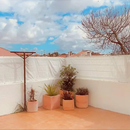Lägenhet Cozy With Private Courtyard